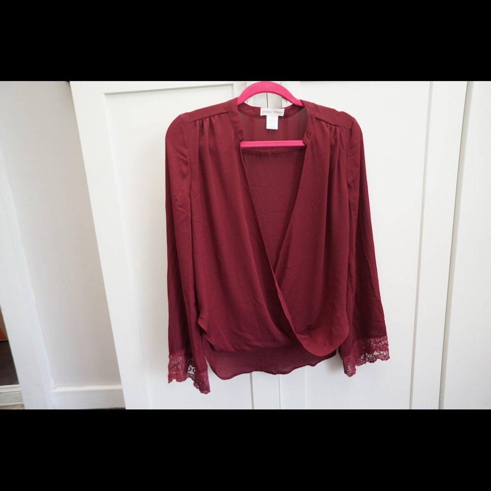 Burgundy lace sleeve crisscross top